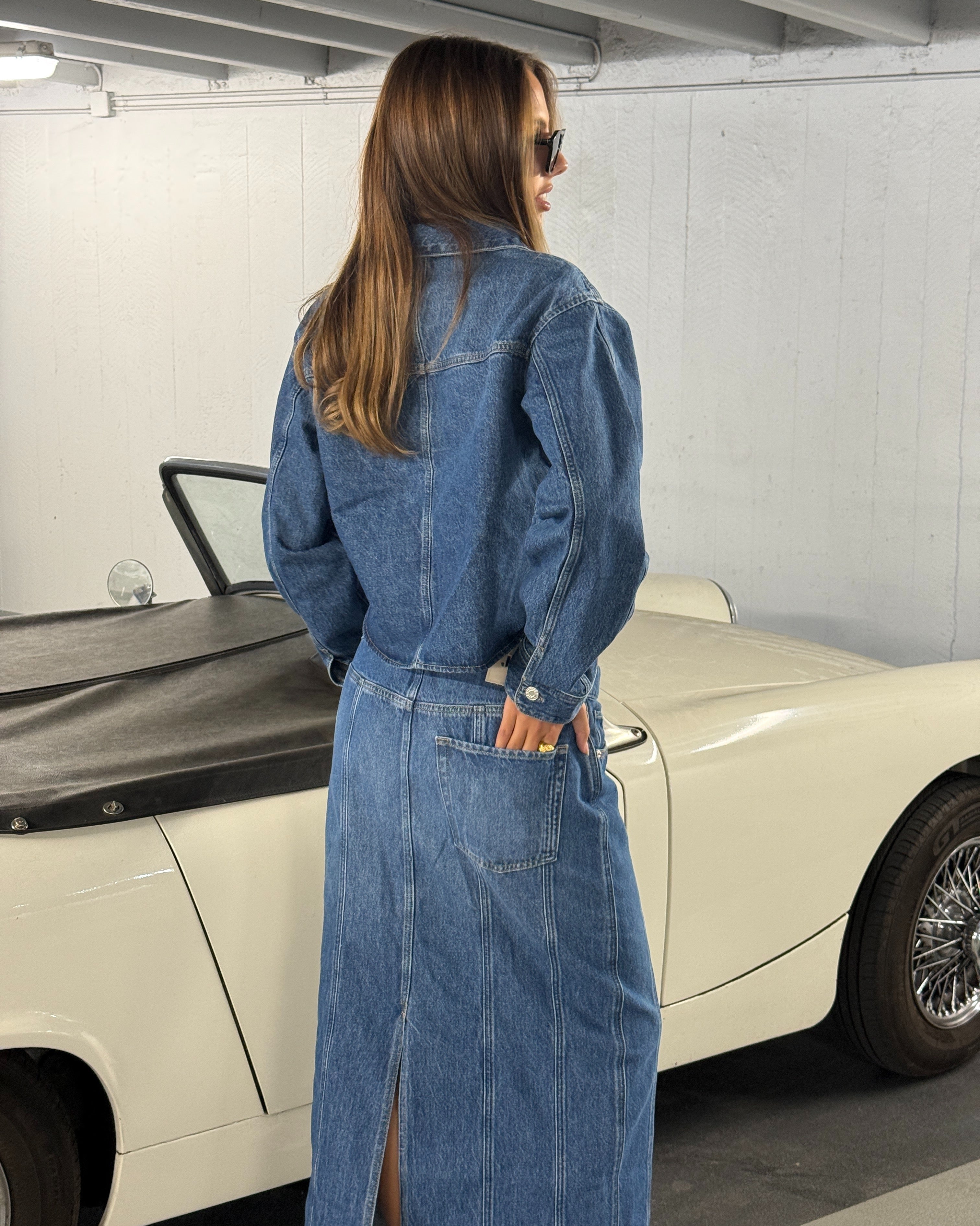Modelbillede af CANA denim jakke, blå og CANA denim nederdel, blå. Fra BySofieSønderby