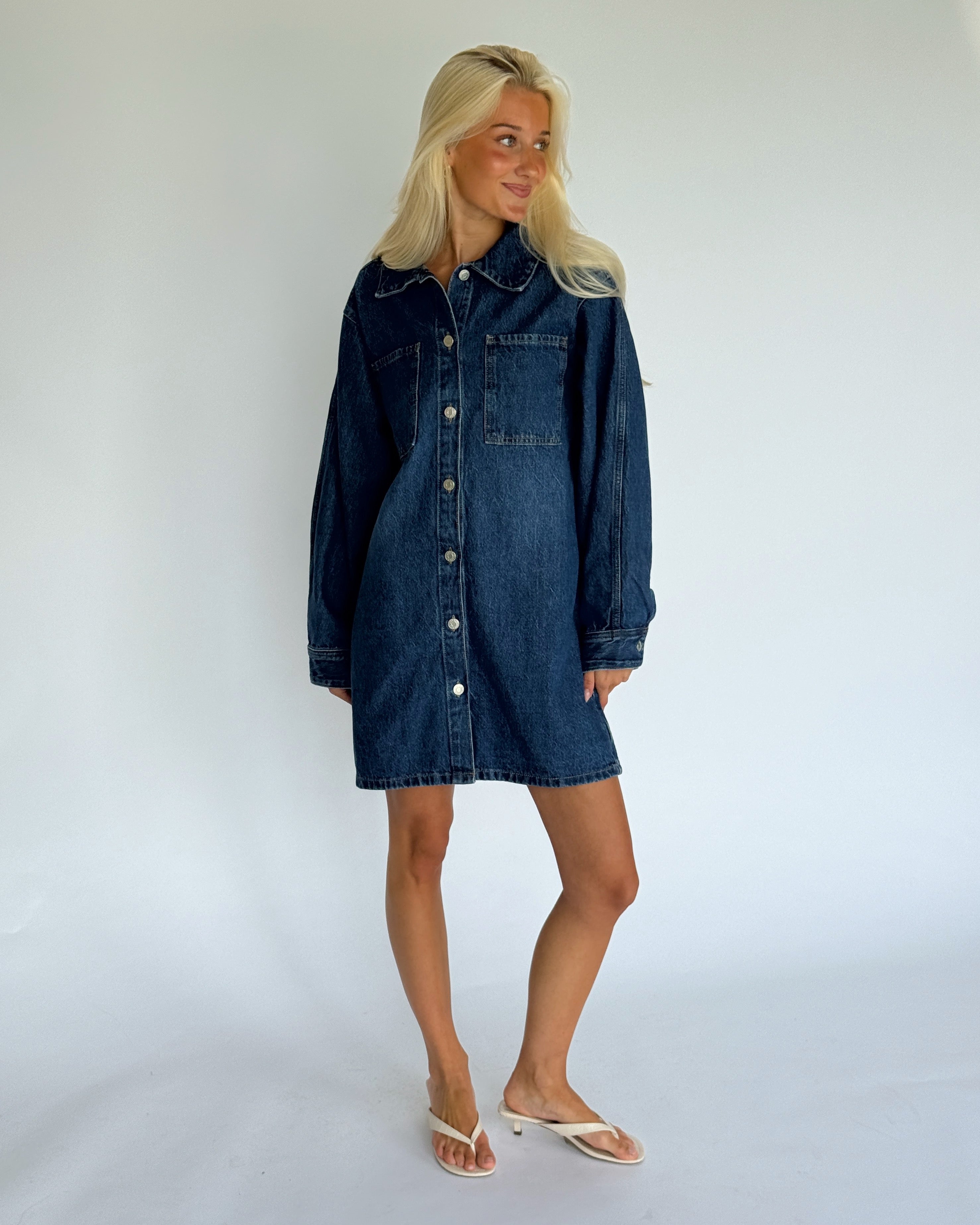Modelbillede af CANA denim kjole, blå. Fra BySofieSønderby