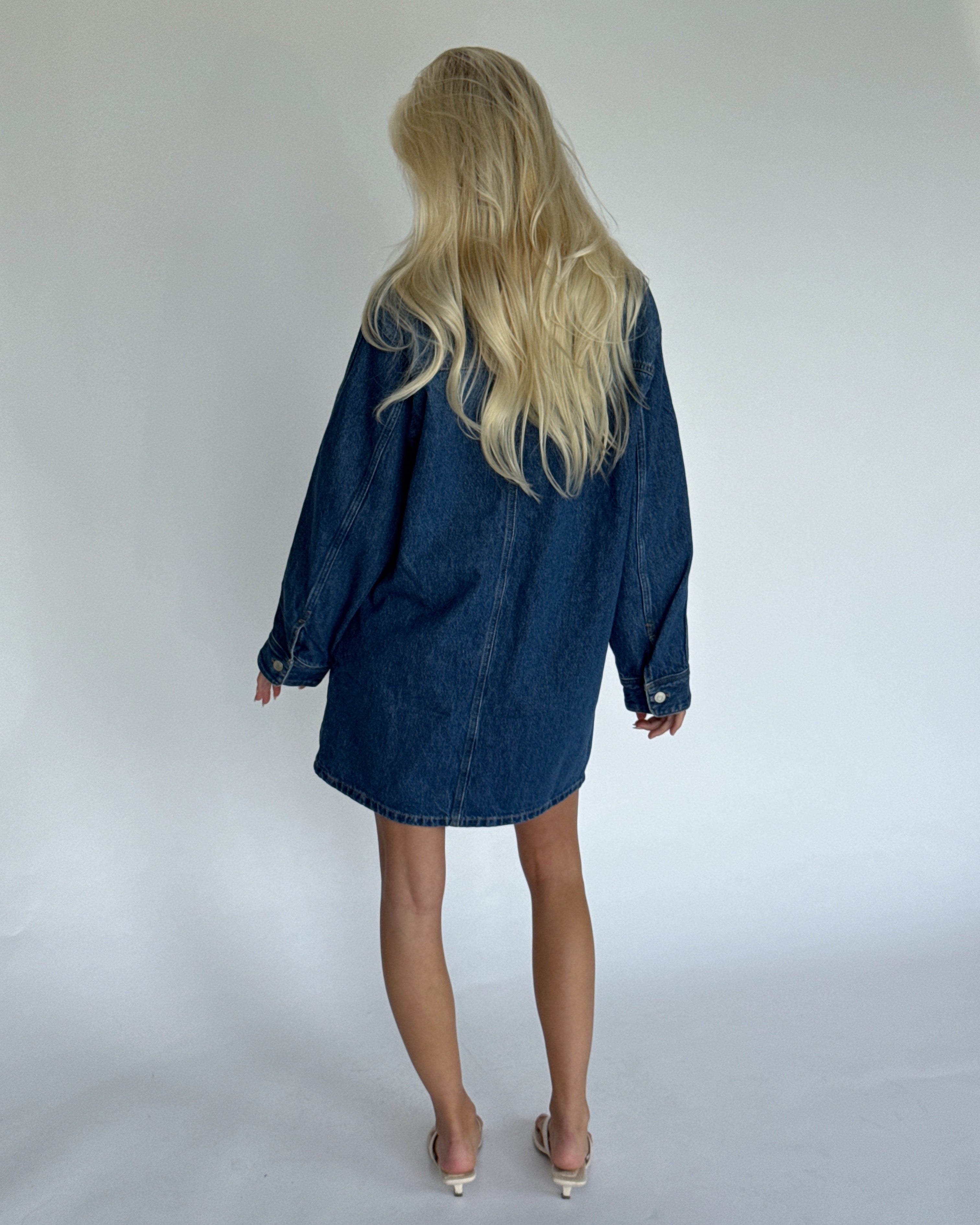 Modelbillede af CANA denim kjole, blå. Fra BySofieSønderby