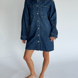 Modelbillede af CANA denim kjole, blå. Fra BySofieSønderby