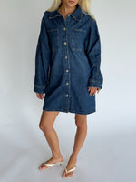 Modelbillede af CANA denim kjole, blå. Fra BySofieSønderby