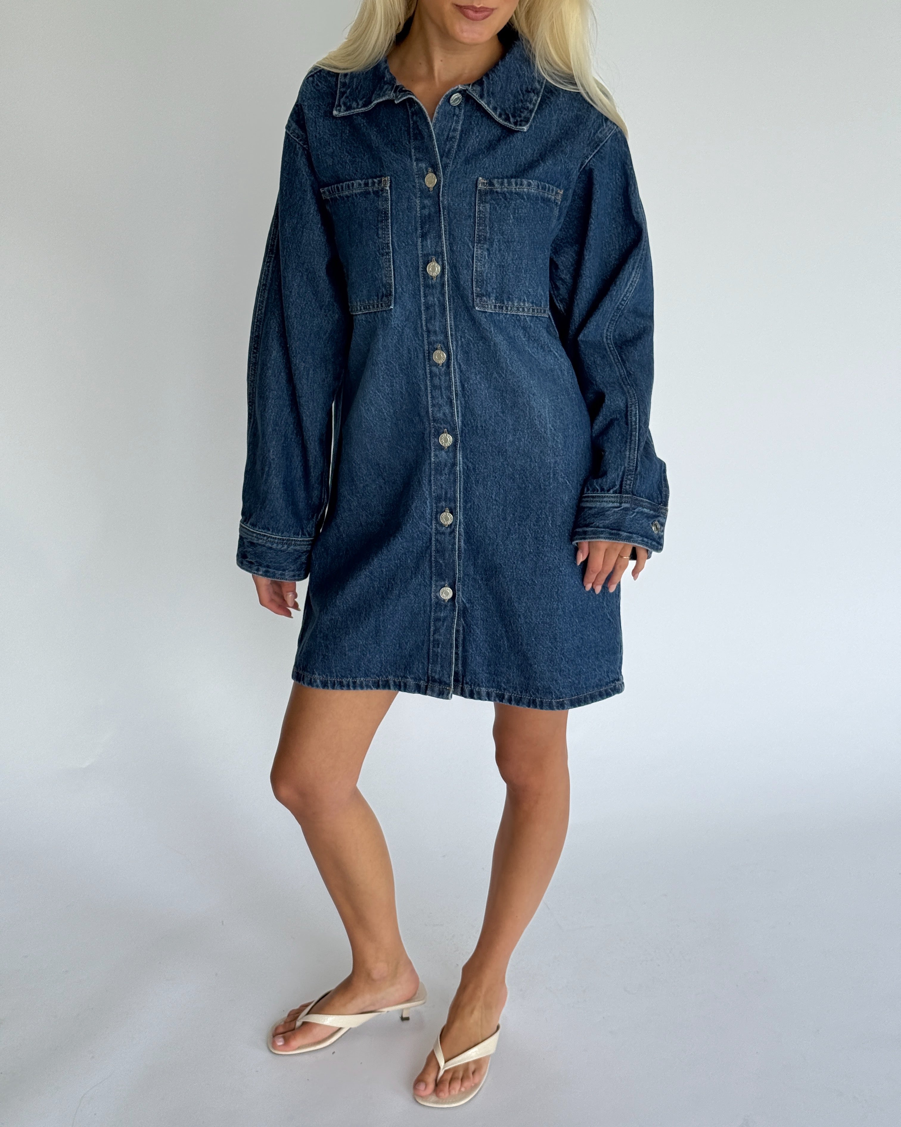 Modelbillede af CANA denim kjole, blå. Fra BySofieSønderby
