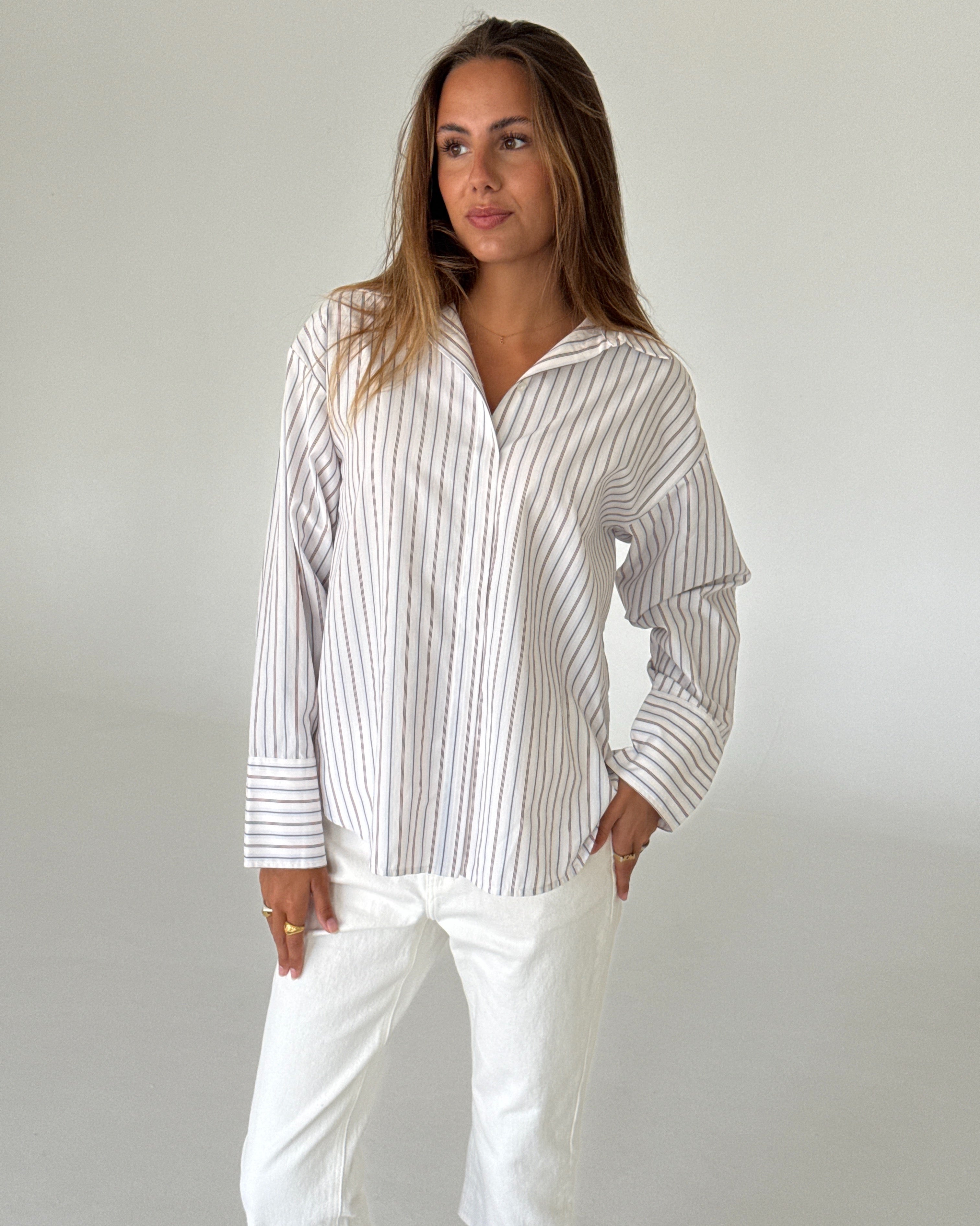 Modelbillede af CARO skjorte, stribet hvid/bordeaux og VANESSA capri bukser, hvid. Fra BySofieSønderby