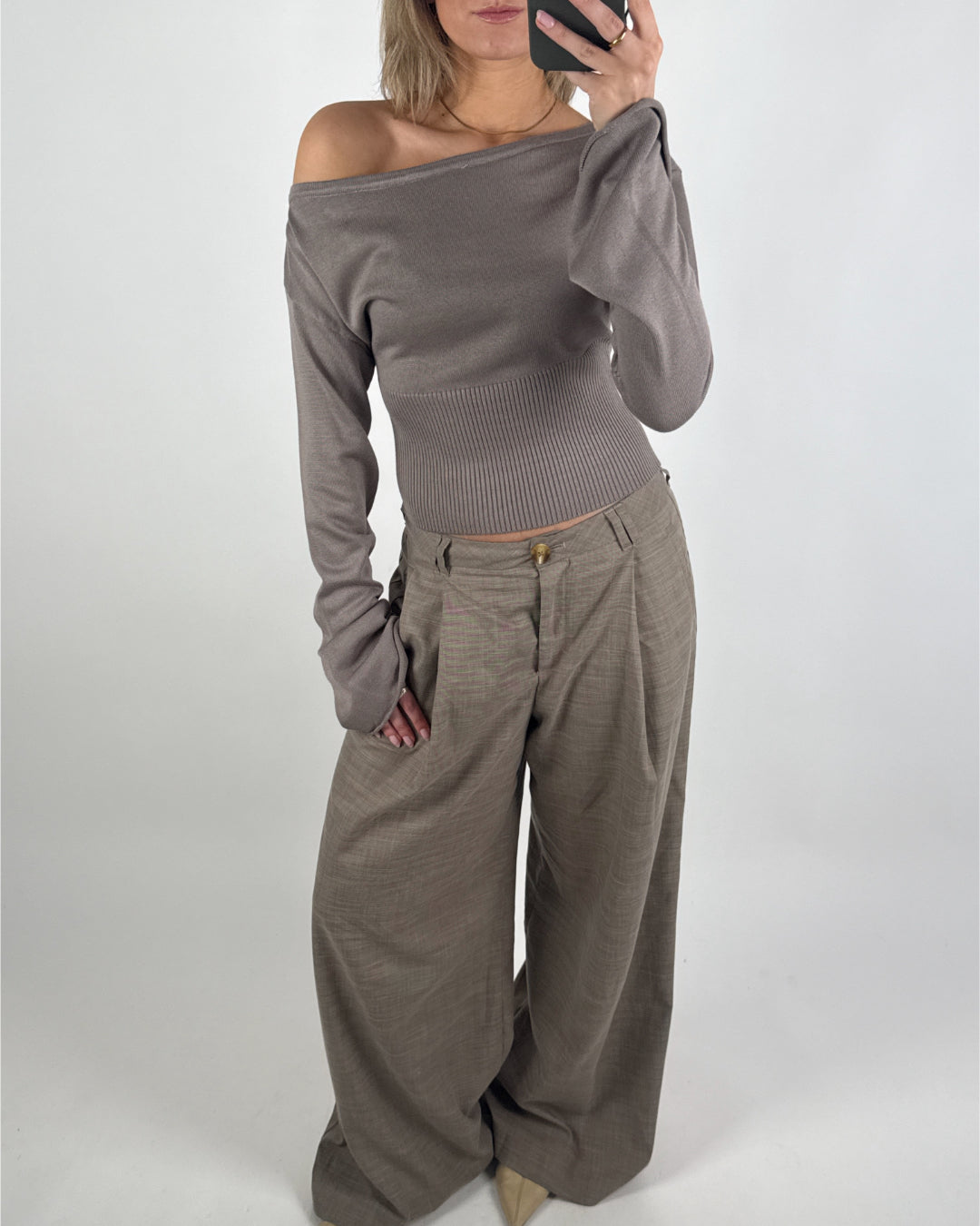 Modelbillede af brun CARTER oneshoulder bluse. Set forfra. Fra BySofieSønderby