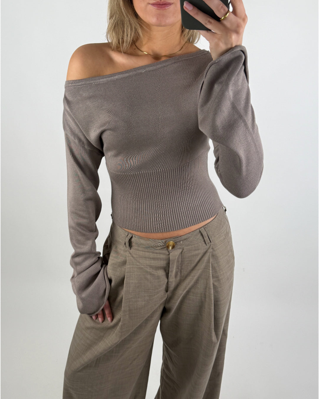 Modelbillede af brun CARTER oneshoulder bluse. Set forfra. Fra BySofieSønderby