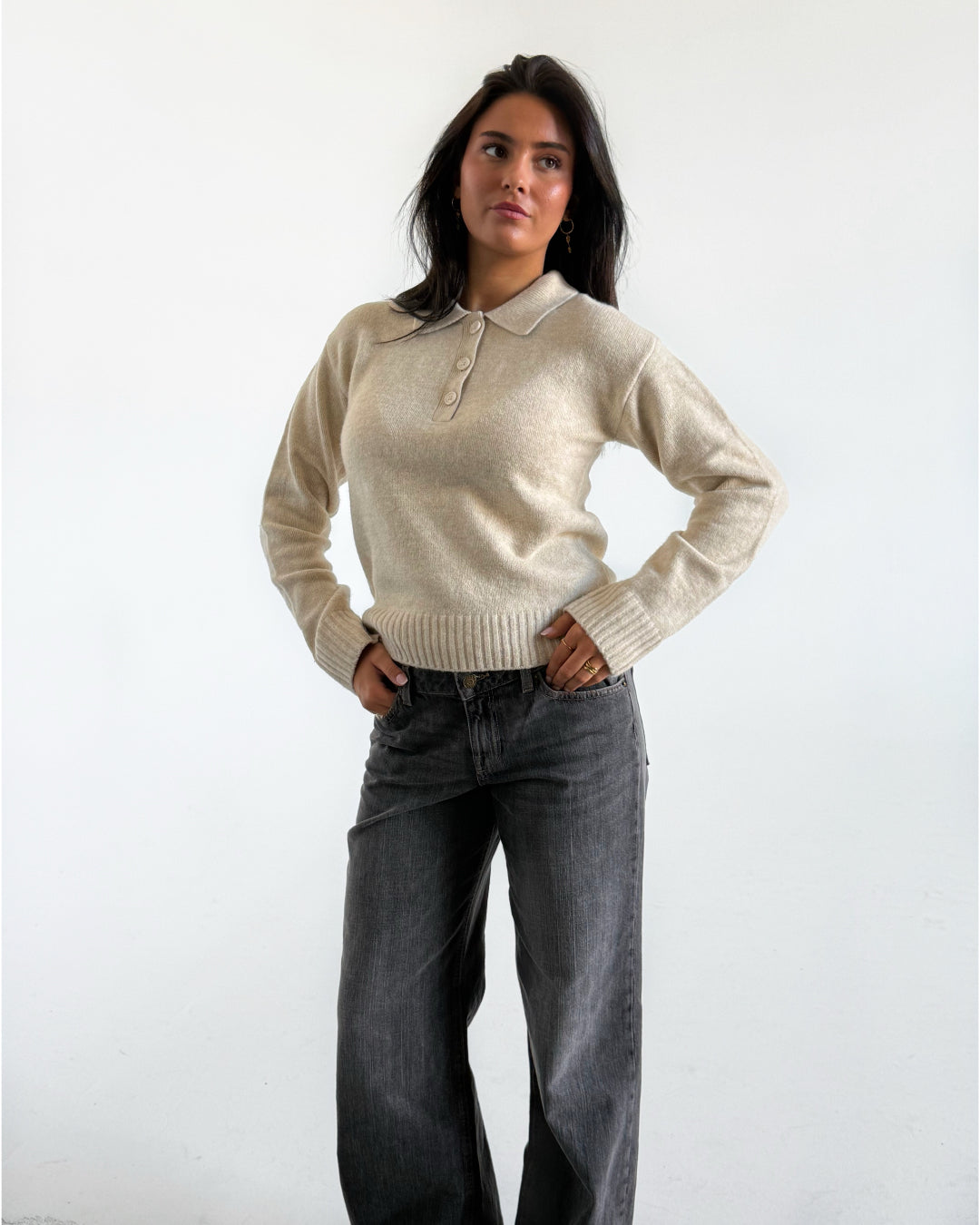Modelfoto af pige i beige Catalina polo og grå Nanna jeans. Alt er fra BySofieSønderby 