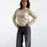 Modelfoto af pige i beige Catalina polo og grå Nanna jeans. Alt er fra BySofieSønderby 