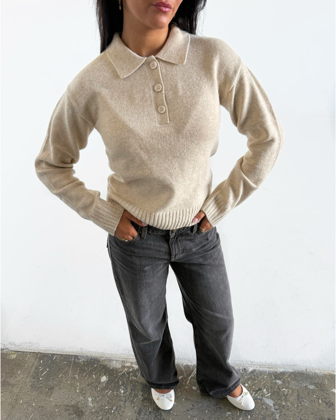 Modelfoto af pige i beige Catalina polo og grå Nanna jeans. Alt er fra BySofieSønderby 