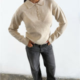 Modelfoto af pige i beige Catalina polo og grå Nanna jeans. Alt er fra BySofieSønderby 