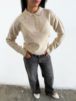 Modelfoto af pige i beige Catalina polo og grå Nanna jeans. Alt er fra BySofieSønderby 