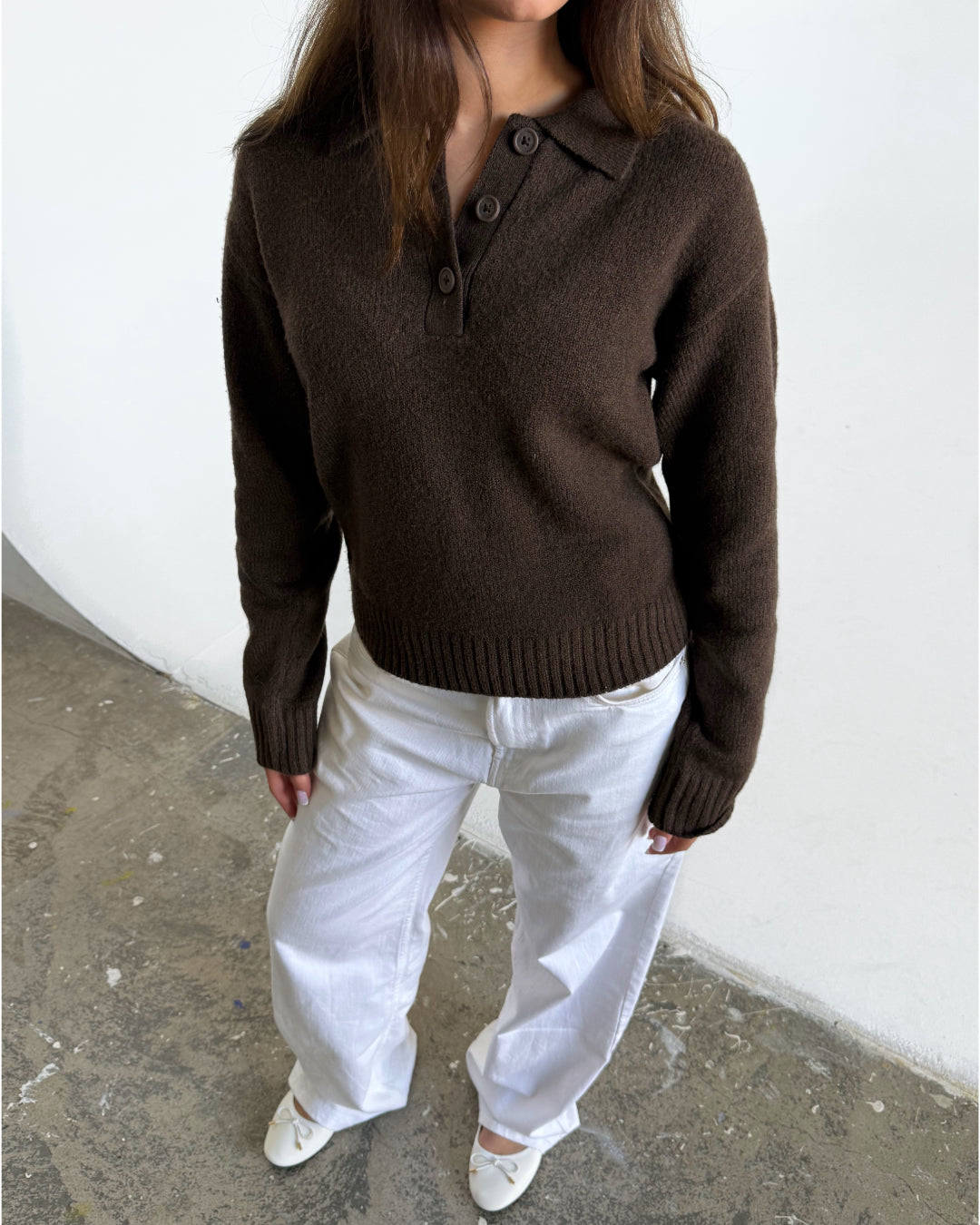 Modelfoto af pige i brun Catalina polo og hvide Nanna jeans. Alt er fra BySofieSønderby 