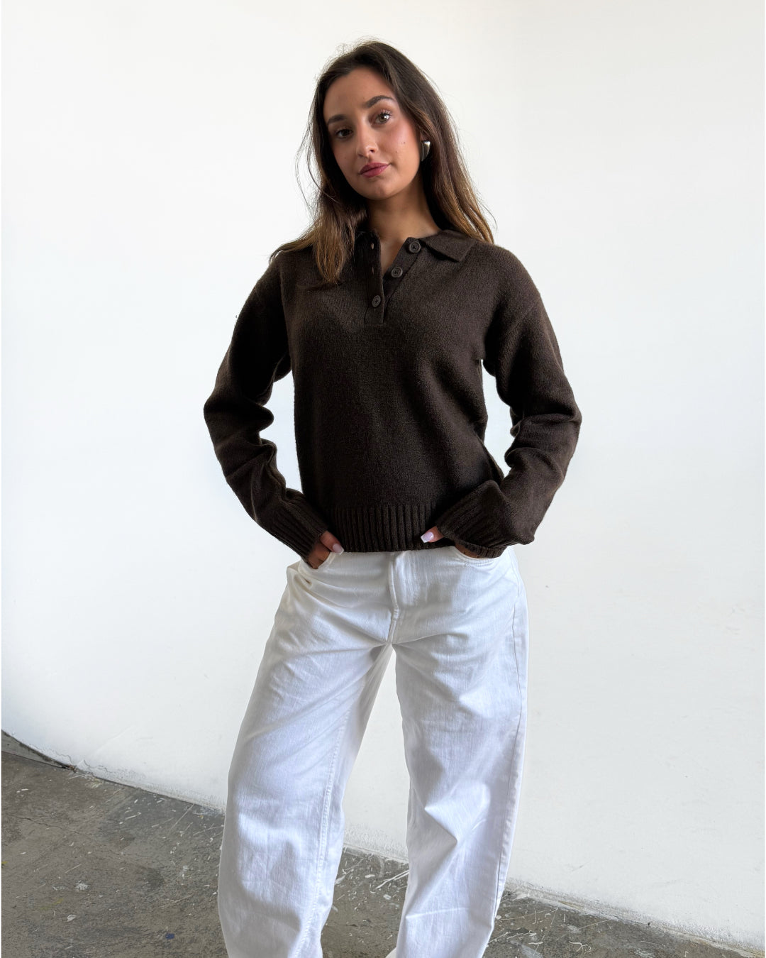 Modelfoto af pige i brun Catalina polo og hvide Nanna jeans. Alt er fra BySofieSønderby 