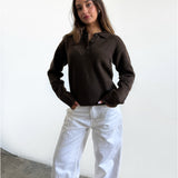 Modelfoto af pige i brun Catalina polo og hvide Nanna jeans. Alt er fra BySofieSønderby 