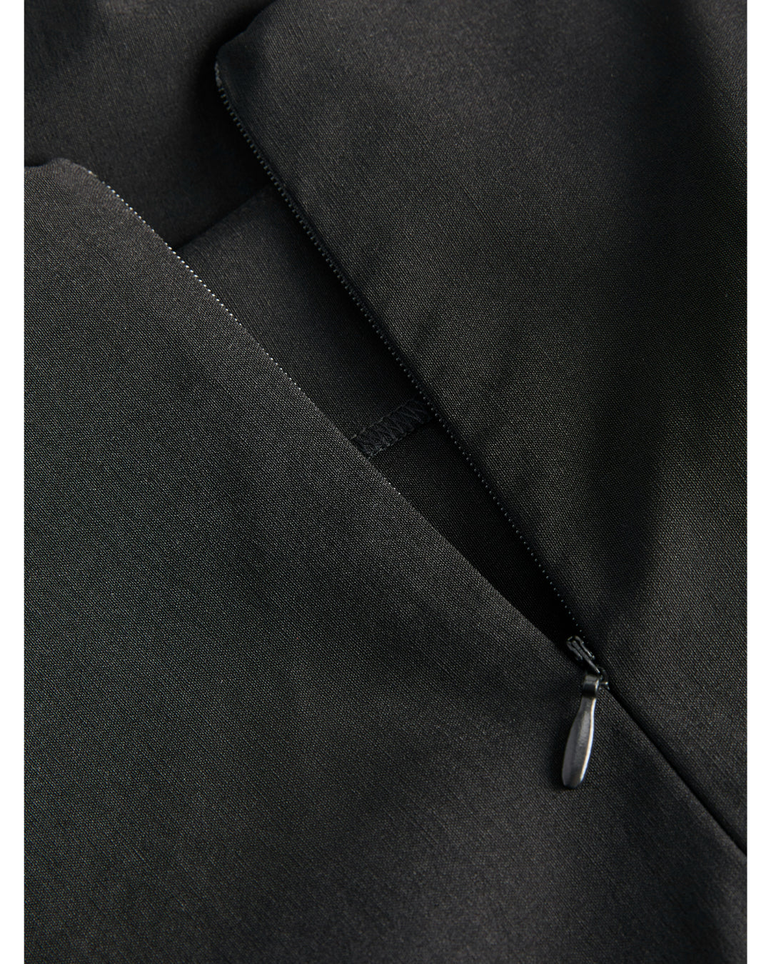 Detaljebillede af sort CAT top. Fra BySofieSønderby