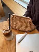 Produktbillede af sandfarvet Cecelia clutch. Fra BySofieSønderby