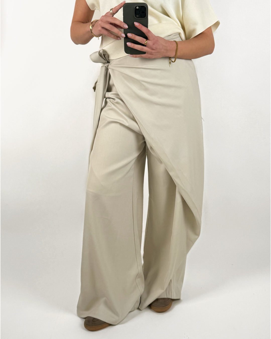 Modelbillede af beige CELIA slå om bukser. Set forfra. Fra BySofieSønderby