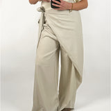 Modelbillede af beige CELIA slå om bukser. Set forfra. Fra BySofieSønderby