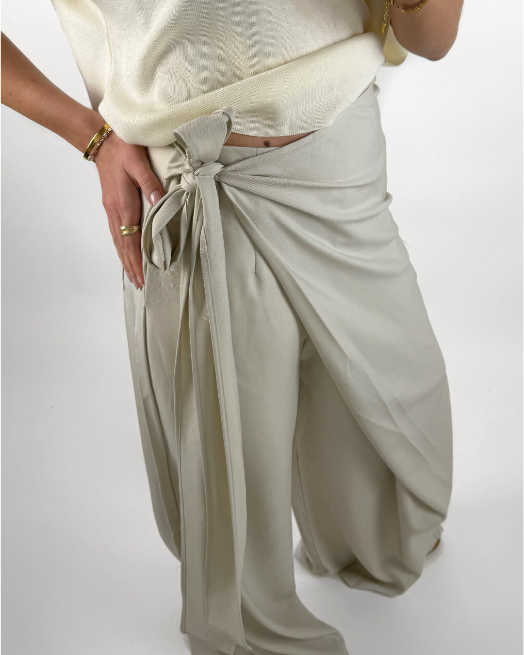 Modelbillede af beige CELIA slå om bukser. Set forfra. Fra BySofieSønderby