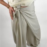 Modelbillede af beige CELIA slå om bukser. Set forfra. Fra BySofieSønderby