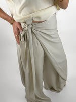 Modelbillede af beige CELIA slå om bukser. Set forfra. Fra BySofieSønderby