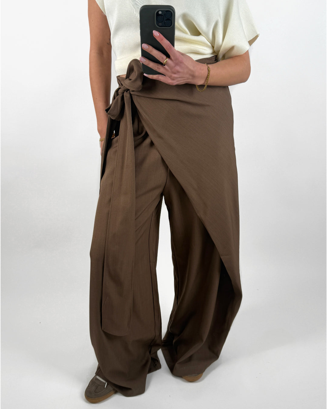 Modelbillede af brune CELIA slå om bukser. Set forfra. Fra BySofieSønderby