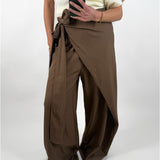 Modelbillede af brune CELIA slå om bukser. Set forfra. Fra BySofieSønderby