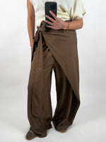 Modelbillede af brune CELIA slå om bukser. Set forfra. Fra BySofieSønderby