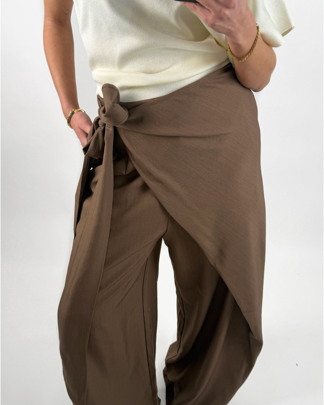 Modelbillede af brune CELIA slå om bukser. Set forfra. Fra BySofieSønderby