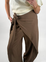 Modelbillede af brune CELIA slå om bukser. Set forfra. Fra BySofieSønderby