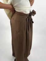 Modelbillede af brune CELIA slå om bukser. Set bagfra. Fra BySofieSønderby