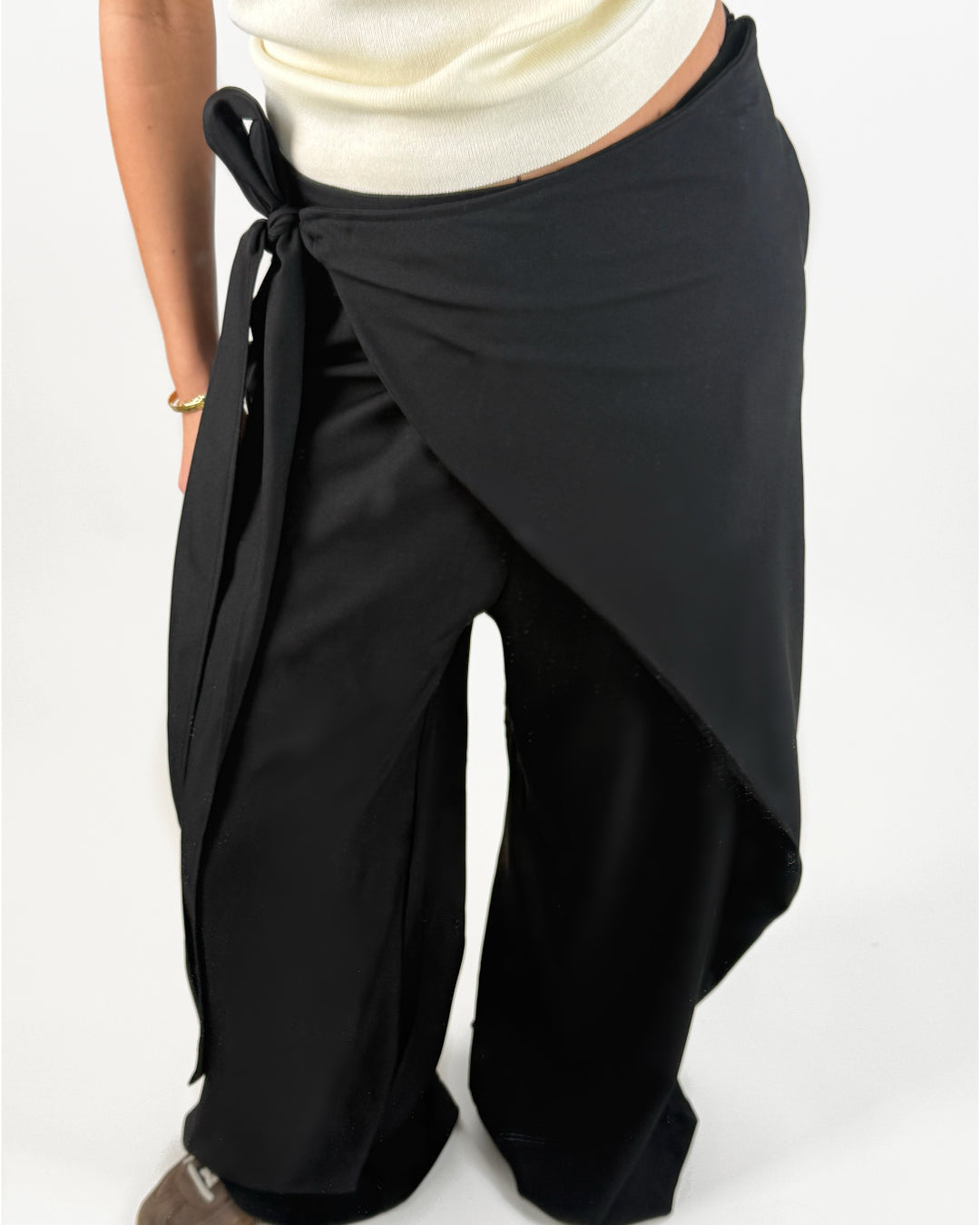 Modelbillede af sorte CELIA slå om bukser. Set forfra. Fra BySofieSønderby