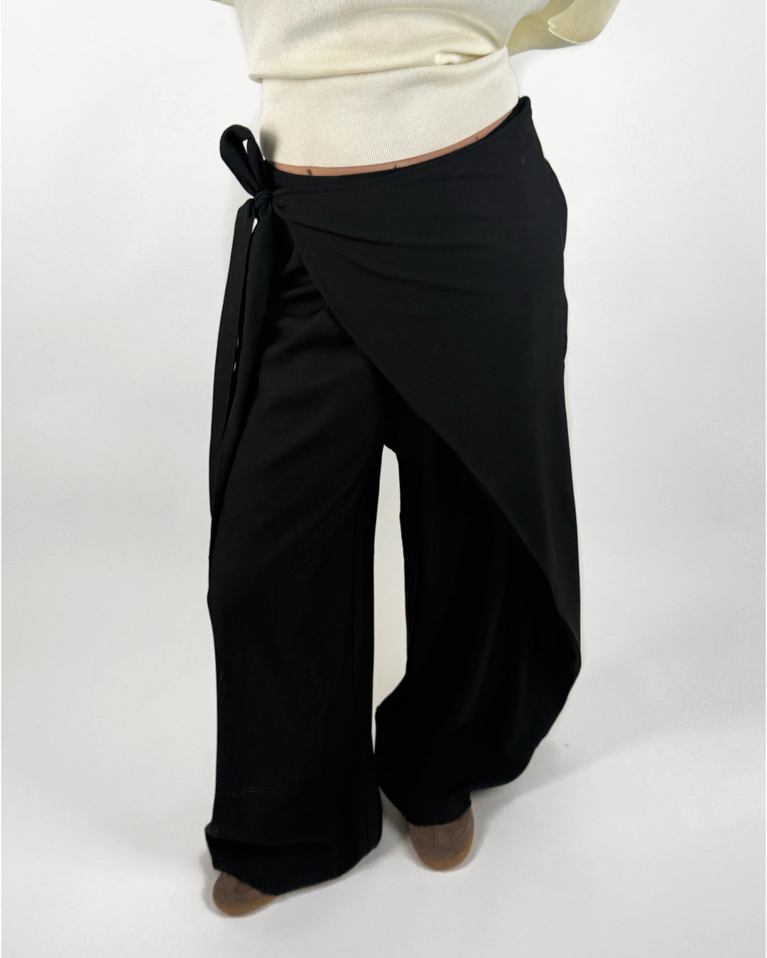 Modelbillede af sorte CELIA slå om bukser. Set forfra. Fra BySofieSønderby