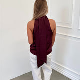 Modelfoto af pige i bordeaux CHILLI top, samt hvide NANNA jeans. Alt er fra BySofieSønderby.