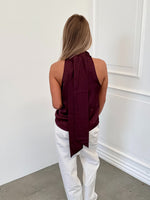 Modelfoto af pige i bordeaux CHILLI top, samt hvide NANNA jeans. Alt er fra BySofieSønderby.