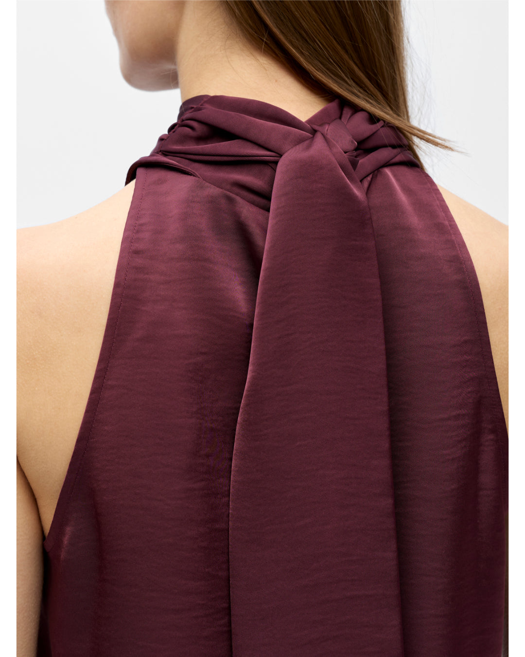 Detaljebillede af bordeaux ærmeløs CHILLI top med sløjfe. Fra BySofieSønderby