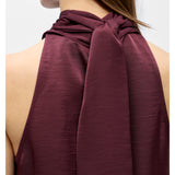 Detaljebillede af bordeaux ærmeløs CHILLI top med sløjfe. Fra BySofieSønderby