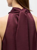 Detaljebillede af bordeaux ærmeløs CHILLI top med sløjfe. Fra BySofieSønderby