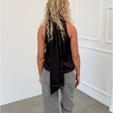 Modelfoto af pige i sort CHILLI top, samt grå NANNA jeans. Alt er fra BySofieSønderby.