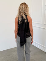 Modelfoto af pige i sort CHILLI top, samt grå NANNA jeans. Alt er fra BySofieSønderby.