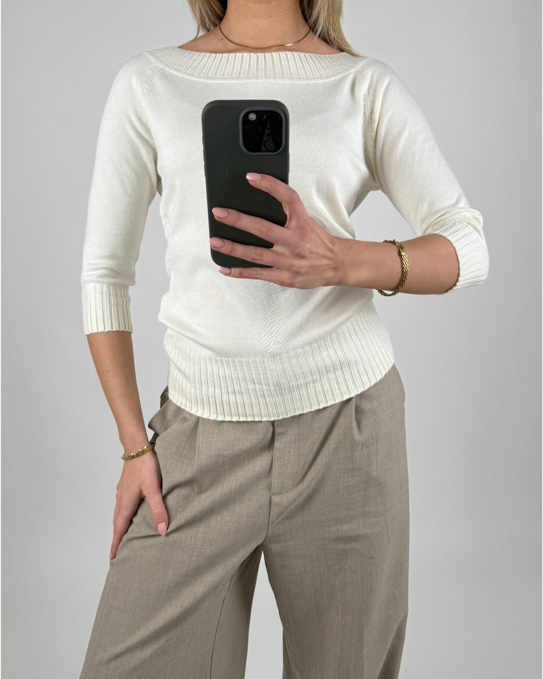 Modelbillede af creme farvet CHLOE bluse. Set forfra. Fra BySofieSønderby