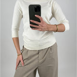 Modelbillede af creme farvet CHLOE bluse. Set forfra. Fra BySofieSønderby