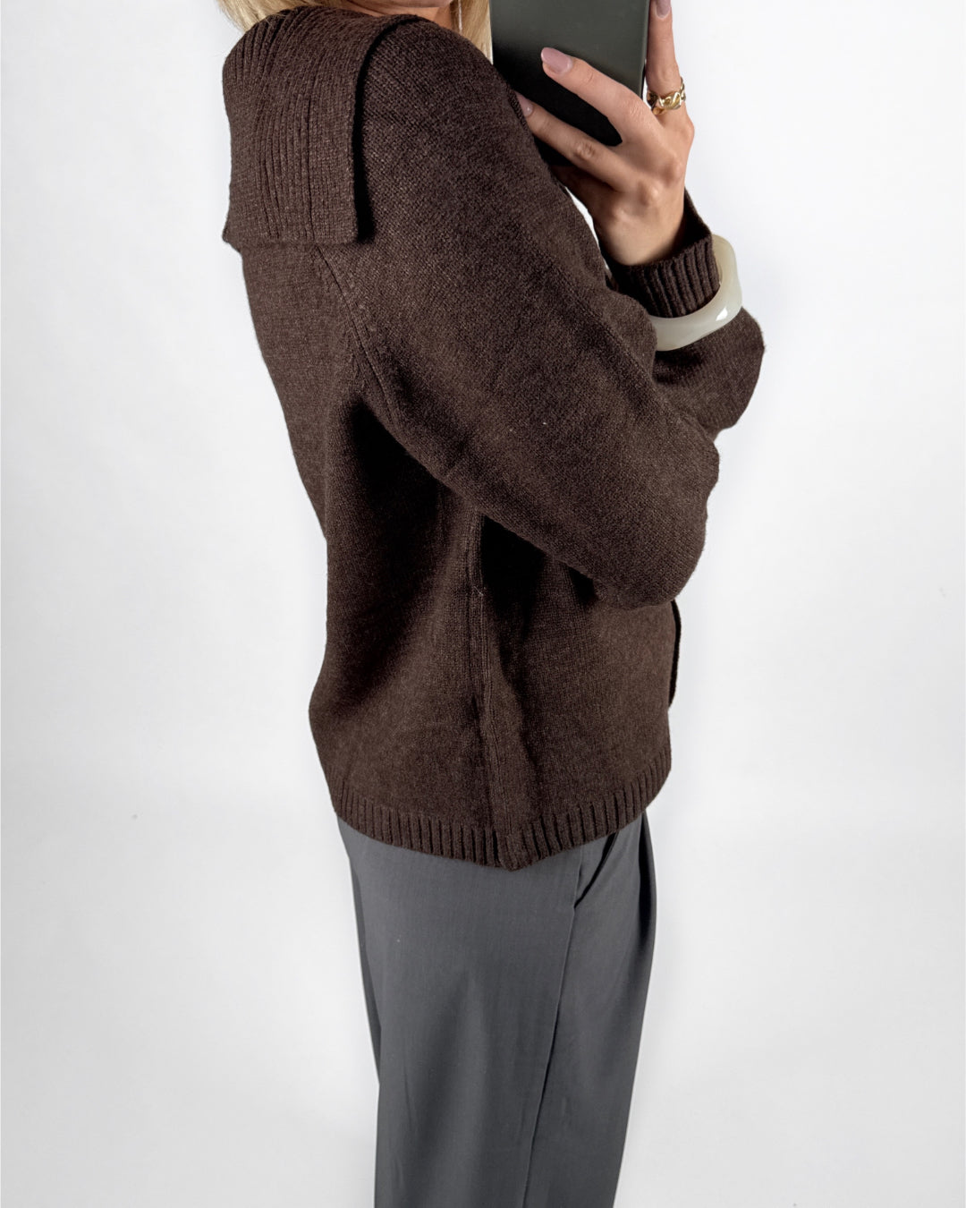 Modelfoto af pige i brun CLARE strik cardigan og grå LISA bukser. Alt er fra BySofieSønderby.