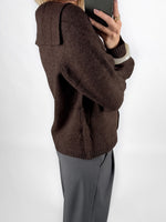 Modelfoto af pige i brun CLARE strik cardigan og grå LISA bukser. Alt er fra BySofieSønderby.