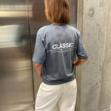 Stemningsbillede af pige der bærer en stone t-shirt med hvidt classic tryk og hvide NANNA jeans.  Fra BySofieSønderby