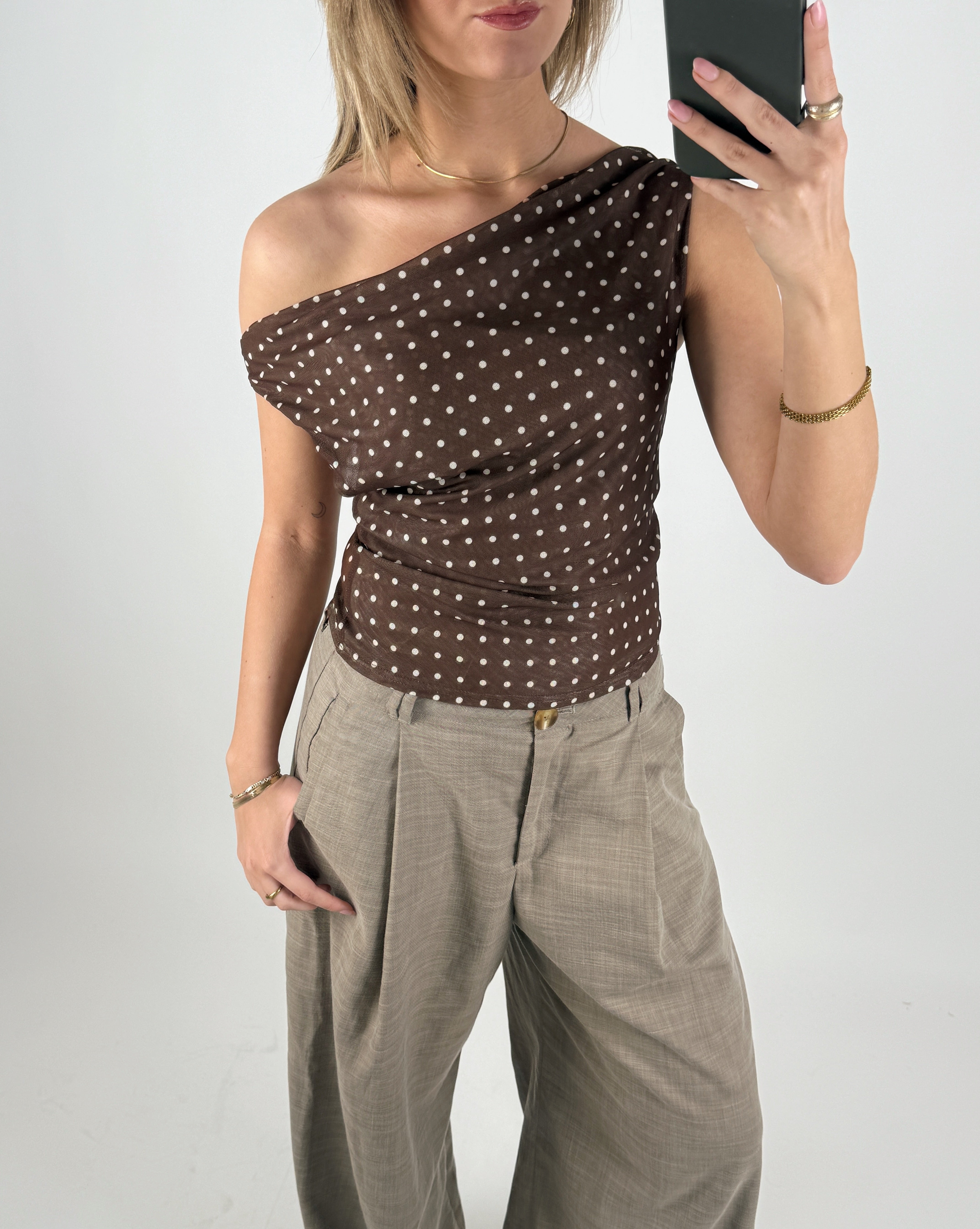 Modelbillede af brun LENNOX off shoulder top. Set forfra. Fra BySofieSønderby