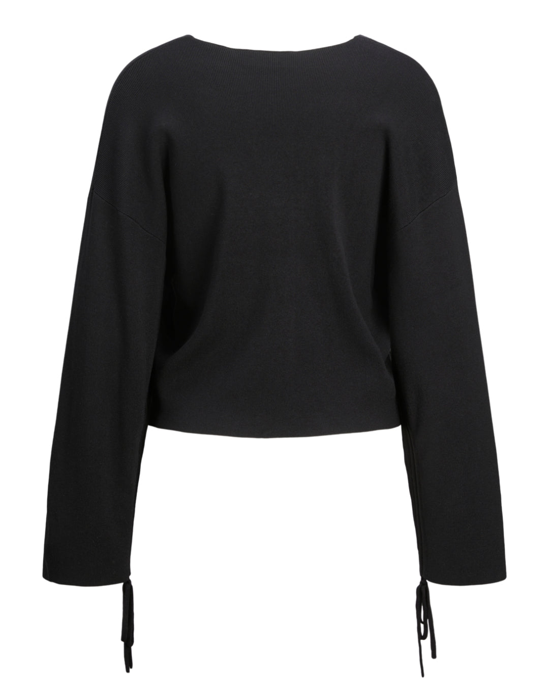 Sort sweater med lange ærmer hænger i stilling. Ærmerne har bindebånd ved manchetterne. Baggrunden er neutral, uden visuelle elementer.