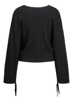 Sort sweater med lange ærmer hænger i stilling. Ærmerne har bindebånd ved manchetterne. Baggrunden er neutral, uden visuelle elementer.
