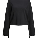 Sort, langærmet bluse hænger frit; har rund halsudskæring og løse ærmer med snore i bunden; neutral baggrund.