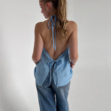 Modelfoto af pige som bærer en Daisy top i blå, samt et par Nanna jeans. Alt fra By Sofie Sønderby