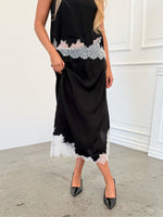 Modelfoto af pige i sort DALME nederdel med hvide blonder, samt matchende DALME top. Alt er fra BySofieSønderby.